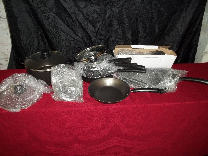 lot 2217 image: Mainstays 18-Piece Nonstick Cookware Set