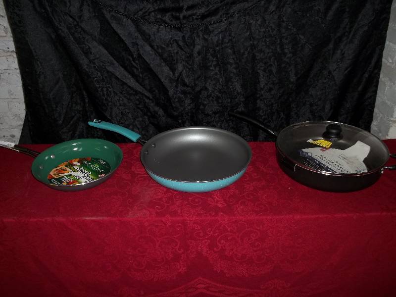 lot 2218 image: lot of pans