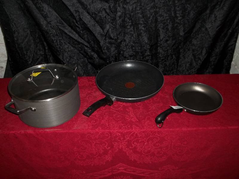lot 2221 image: lot of pans