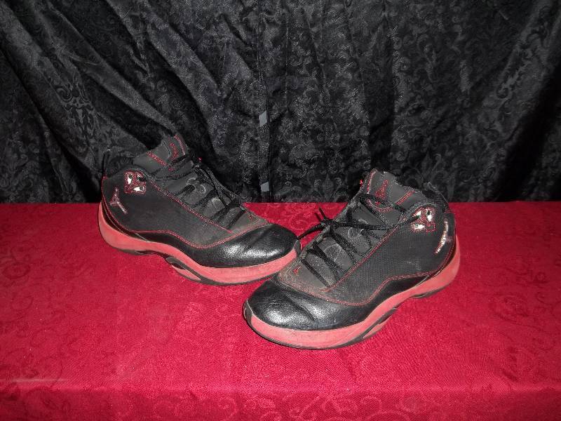 lot 2231 image: Jordans size 11
