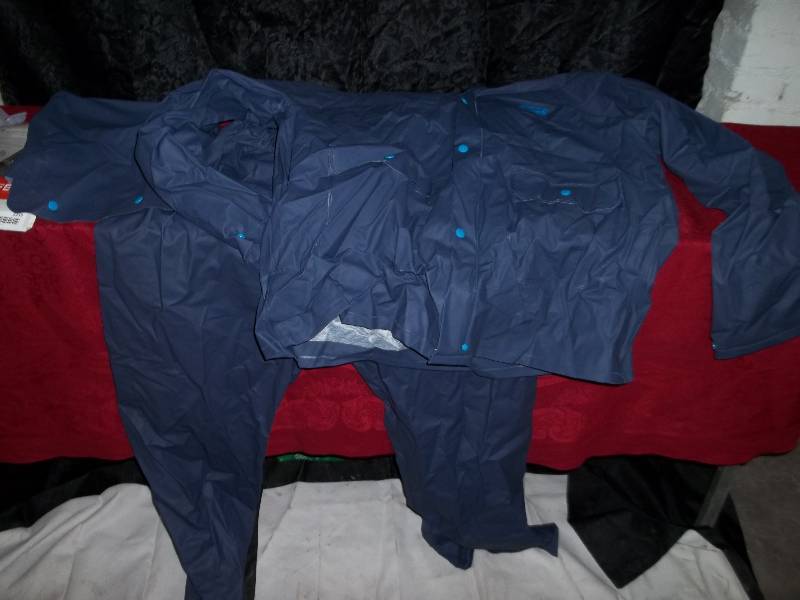 lot 2235 image: Colemans rain suit