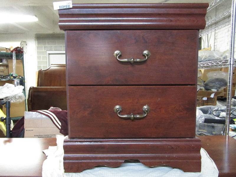 lot 1361 image: oak end table
