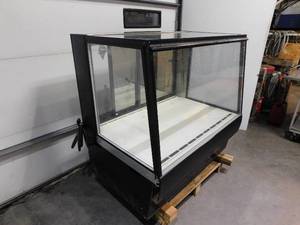 lot 10317 image: OASIS DISPLAY CASE
