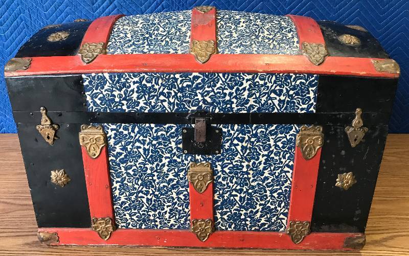 lot 3337 image: What a Fantastic Vintage Antique Camel Hump Steamer Trunk WOW Bid Bid Bid What a Great Piece