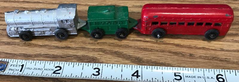 lot 3393 image: Old Metal NYC Railroad Train Set Very Collectable