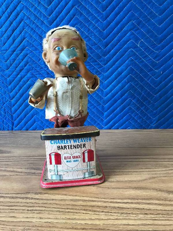 lot 3415 image: Vintage 1962 CHARLIE WEAVER BARTENDER TOY