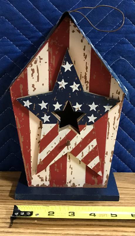 lot 3432 image: Hanging American Flag - Bird House - with Star