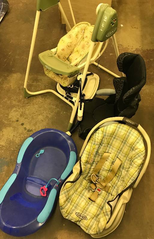 lot 3129 image: Baby Equipment Carry Seat, Swing and bath tub