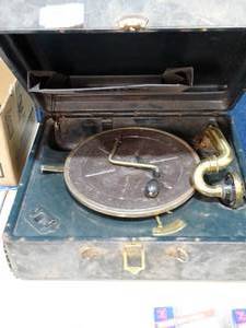 lot 27448 image: Tabletop Crank Victrola Record Player