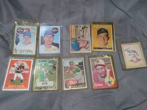 lot 27495 image: Small Lot of Older baseball Cards