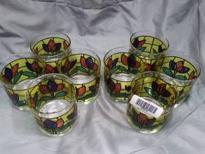 lot 27516 image: 8 small painted flower glass cups
