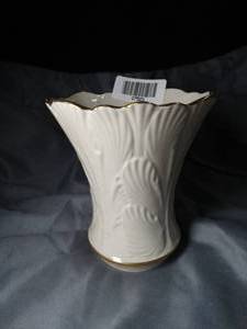lot 27523 image: lenox flower vase