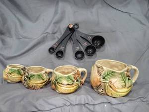 lot 27550 image: glass and plastic measuring cups