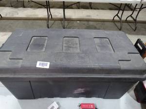 lot 27554 image: Plano chest with items