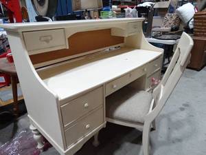 lot 27591 image: Paula Deen Kids - Smartstuff Quality Desk and Chair
