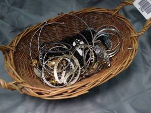 lot 27604 image: Lot of Unsearched Jewelry
