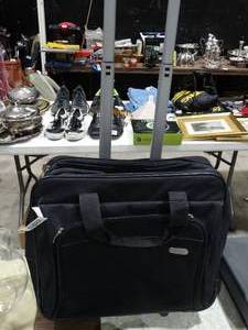 lot 27615 image: Targus Rolling Case