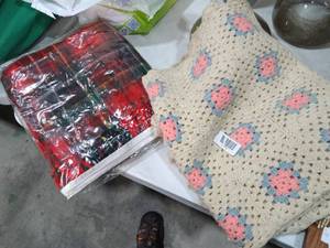lot 27710 image: 2 Warm Blankets