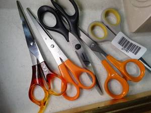 lot 27751 image: Lot of Small Scissors
