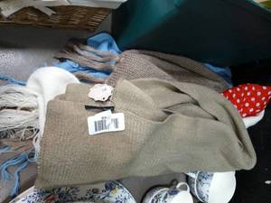 lot 27806 image: Lot of quality Scarfs