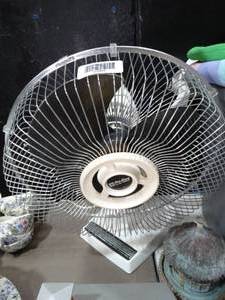 lot 27809 image: Rotating 12 Desktop Fan