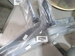 lot 27844 image: 2 Quality Metal Supports  Feet