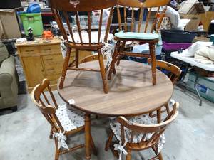 lot 27588 image: Nice Round  Rectangular Dining Room Table w Six Chairs