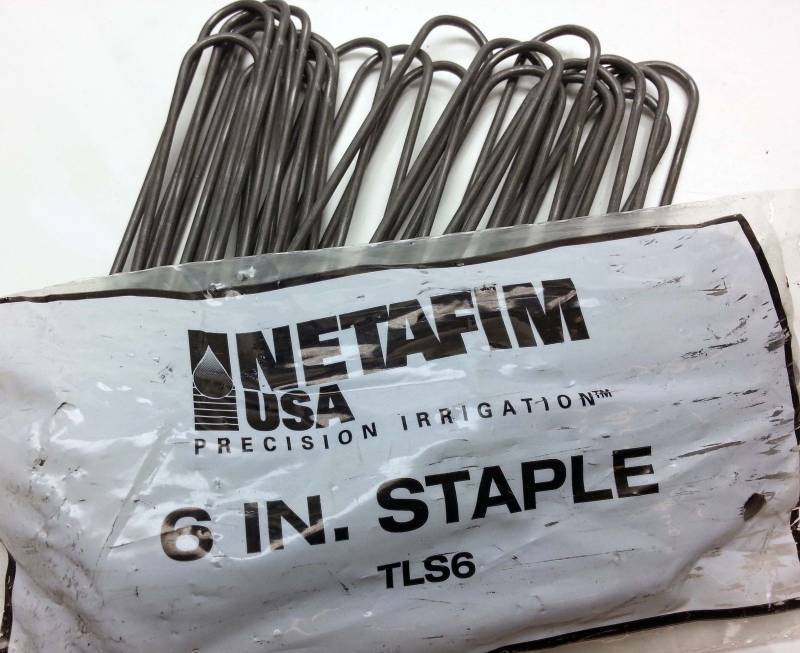 lot 9215 image: 25 pack of new Netafim TLS6 Precision Irrigation 6 Staples For Dripper Tubing Soil.