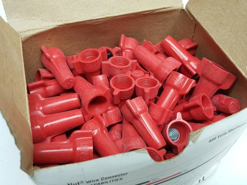 lot 7581 image: Full box of 100 Ideal 30-452 Red wing nut connectors