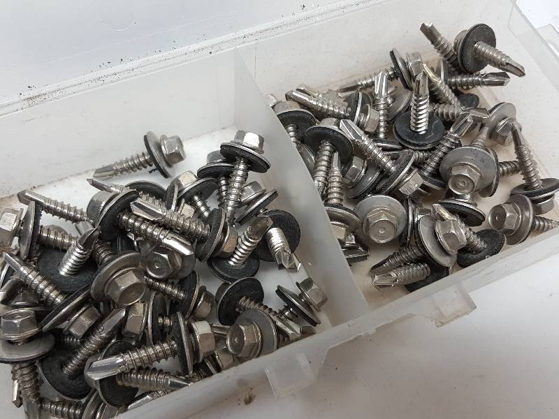 lot 7584 image: Box of new metal building self tapping galvanized screws