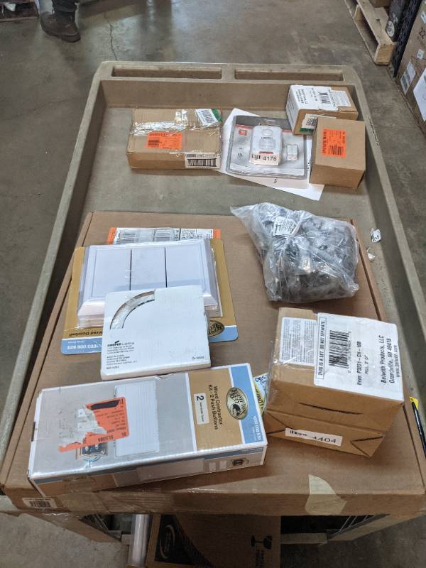 lot 7001 image: Pallet Of Miscellaneous Electrical Goods