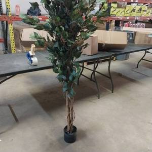 lot 1135 image: Artificial Plant