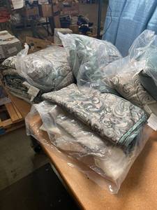 lot 1211 image: Madison Park Essentials 12 piece Bedding set