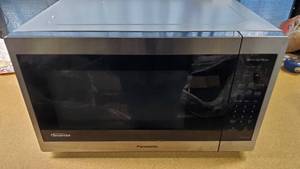 lot 4211 image: Panasonic 1.3CuFt Stainless Steel Countertop Microwave Oven NN-SC668S
