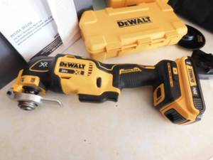 lot 6902 image: DeWalt DCS 354 20 Volt Oscillating Multi-Tool