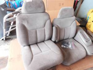 lot 6966 image: Front Seat for 1998 Chevrolet Truck