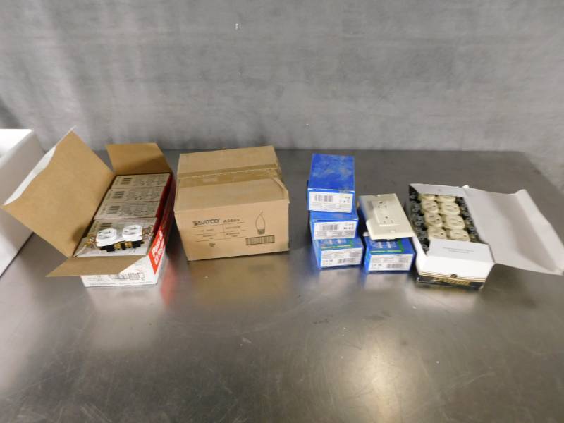 lot 6970 image: Lot of Misc Outlets and Light Bulbs