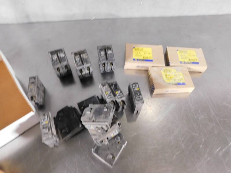 lot 6980 image: Lot of Square D Circuit Breakers