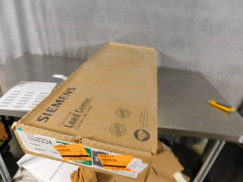 lot 7072 image: Siemens INDOOR MAIN BREAKER ULTIMATE LOADCENTER 200 AMP 40-40 CIRCUIT