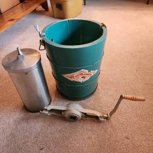 lot 1003 image: Vintage White Mountain crank ice cream maker