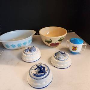 lot 1008 image: Vintage Pyrex oval casserole dish, Watt pottery bowl, Delft Blue wall decor and a Tommee Tippee cup