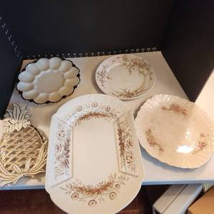 lot 1009 image: Johnson Bros platter, egg tray, pineapple trivet and 2 plates