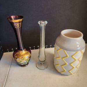 lot 1018 image: Assorted vases