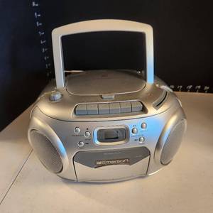 lot 1026 image: Emerson radio and CD player