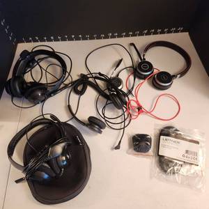 lot 1038 image: 4 headsets (2 Jabra & 2 Logi)