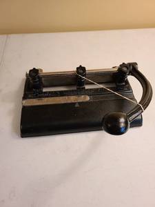 lot 1051 image: Master Products 3 hole punch