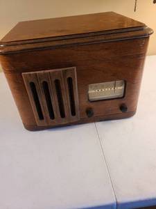 lot 1054 image: Vintage Truetone radio-phonograph from Western Auto Supply Company