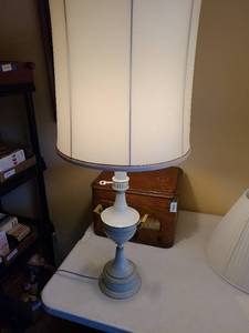 lot 1055 image: Table lamp 36 tall with extra lamp shade