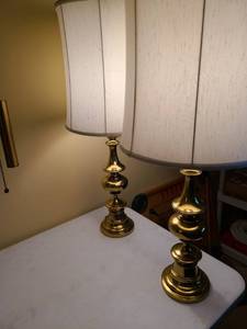 lot 1056 image: Two brass table lamps 34 tall