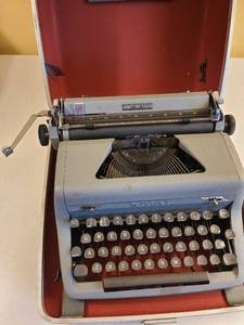 lot 1057 image: Vintage Royal Quiet De Luxe manual typewriter in case